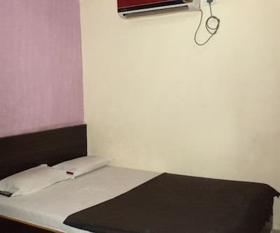 https://imgcld.yatra.com/ytimages/image/upload/t_hotel_yatra_city_desktop/v1416580019/Domestic Hotels/Hotels_Shirdi/Hotel Surgeet Palace/Ac Bedroom.jpg